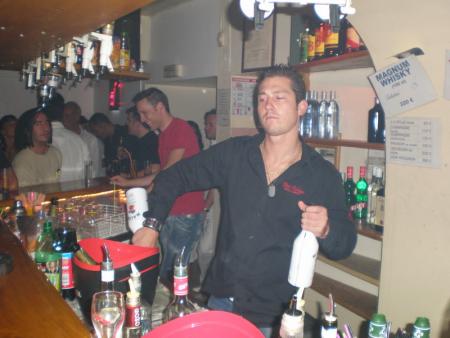 Nico en version barman